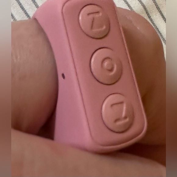 TikTok Scrolling Ring Bluetooth Ring Remote Page Turner Selfie for iPhone/iPad - Picture 6 of 15
